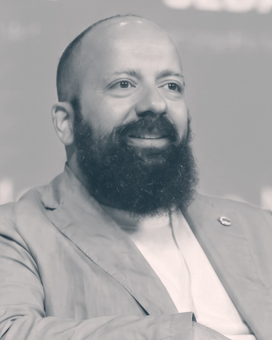 Komünite kurucusu Fatih Güner, bir panelde otururken.